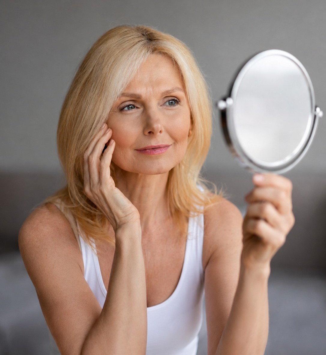 Aplicación cotidiana de una crema facial de cuidado rejuvenecedor