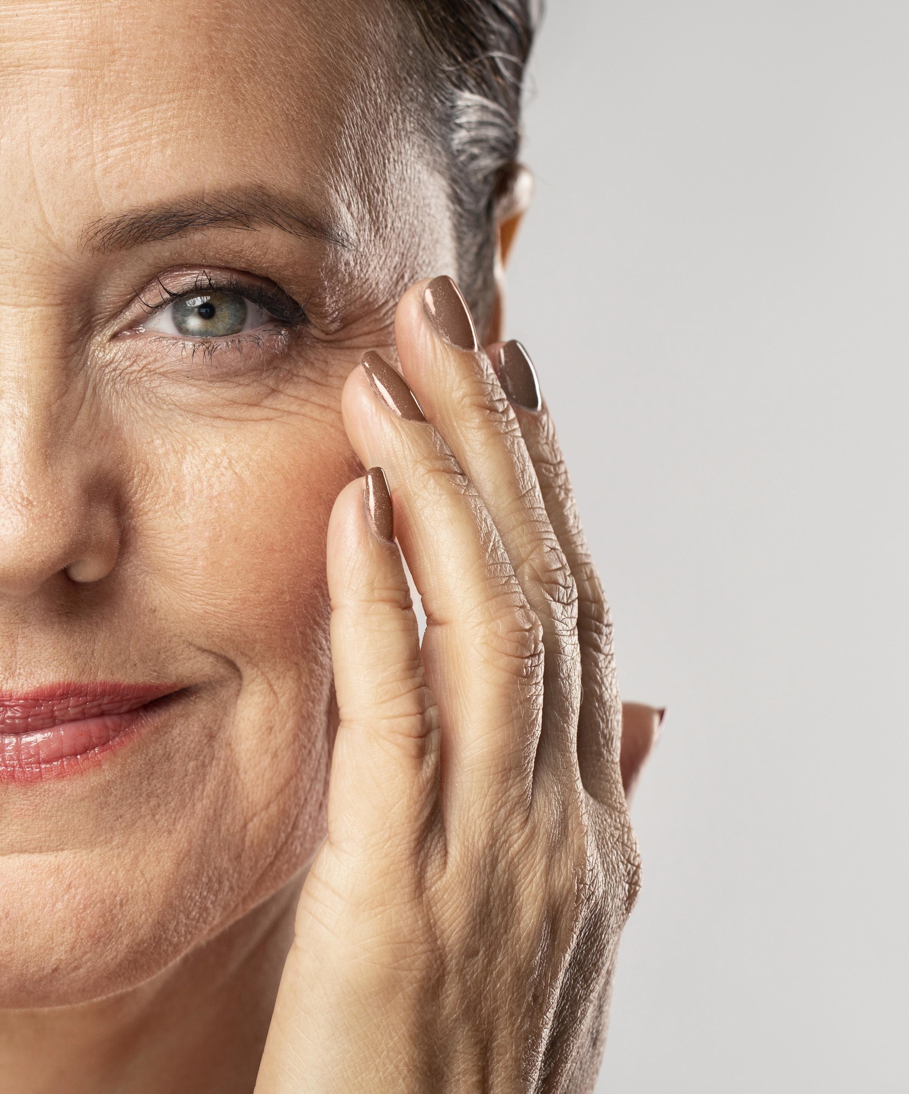 Rutina facial con aplicación de crema sobre la piel